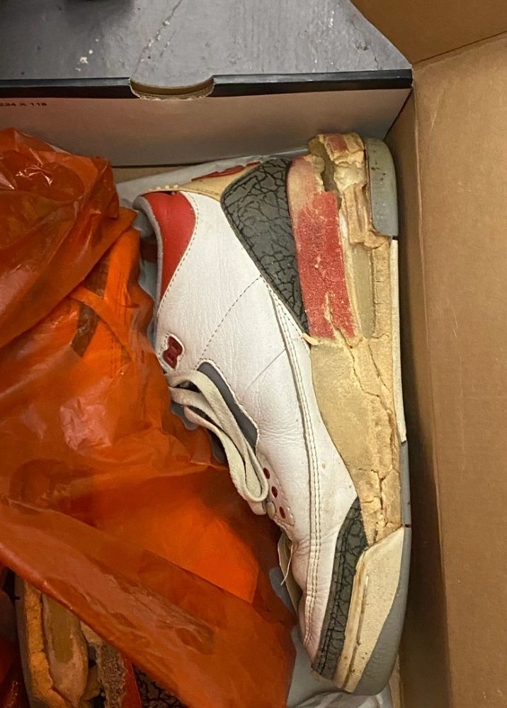 AJ3 Wht/Red OG Size 7 (Sold as-is)